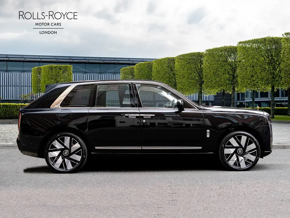 New Rolls Royce Cullinan 2026 Crystal over black SUV