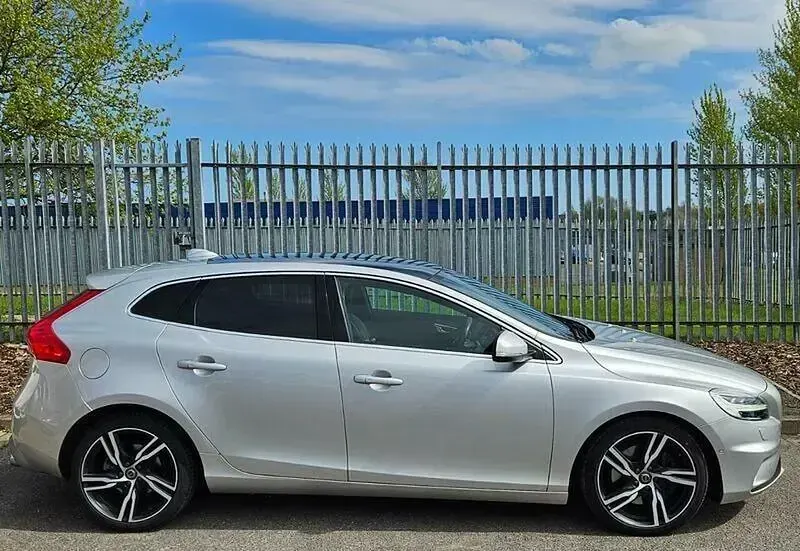 Used Volvo V40 R-Design 120 HP (88 kW) 2019 Silver Hatchback