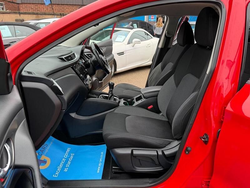 Used Nissan Qashqai N-Connecta 115 HP (84 kW) 2019 Red SUV