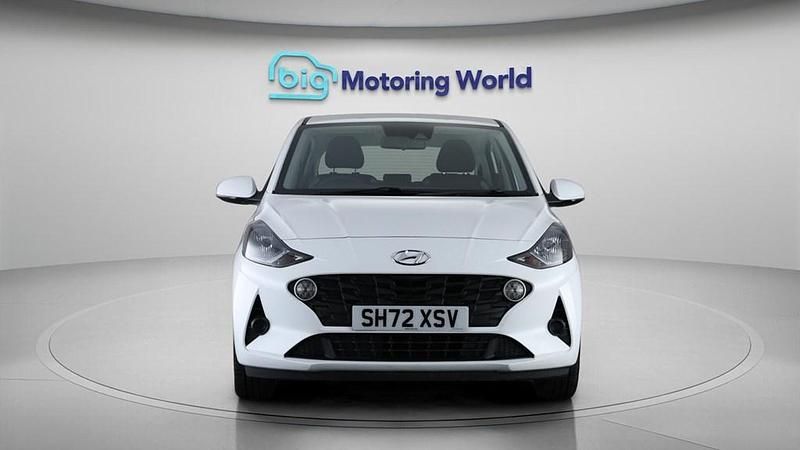 Used Hyundai i10 SE 67 HP (49 kW) 2023 White Hatchback