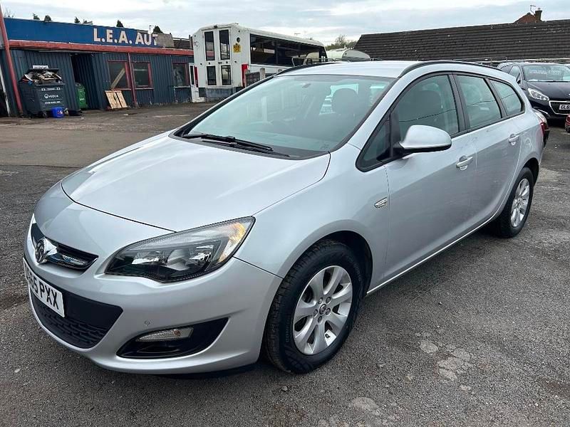 Used Vauxhall Astra Design Edition 2015 Silver Estate
