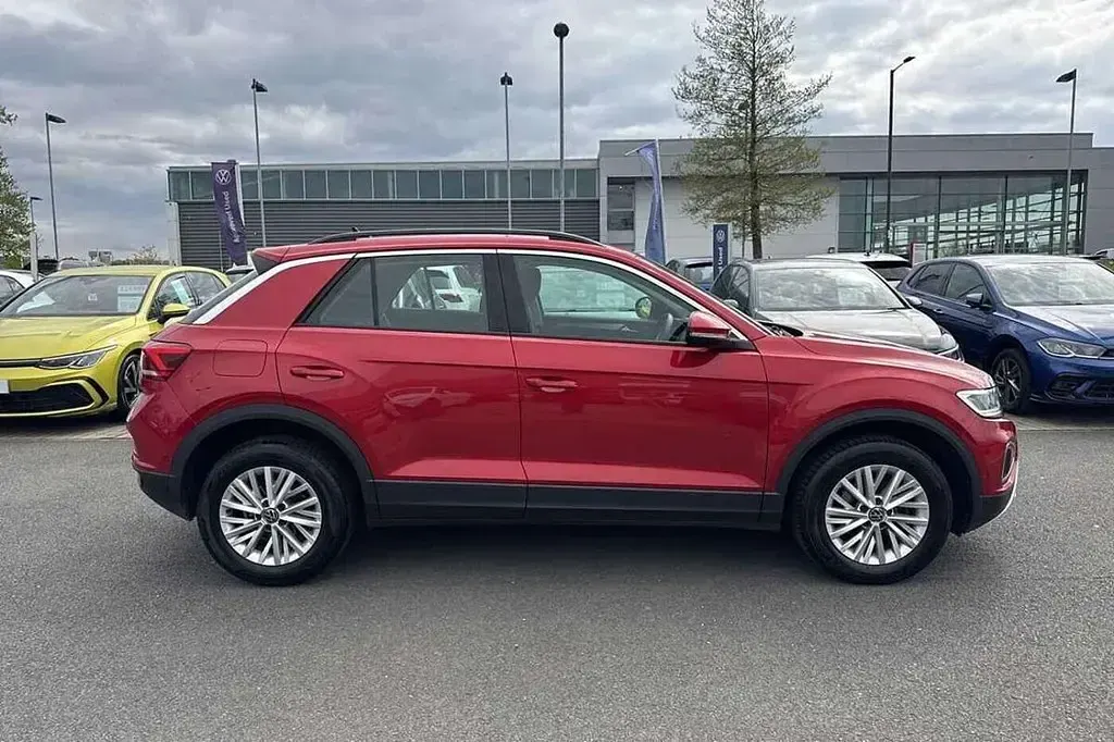 Used VW T-Roc Life 150 HP (110 kW) 2023 Red SUV
