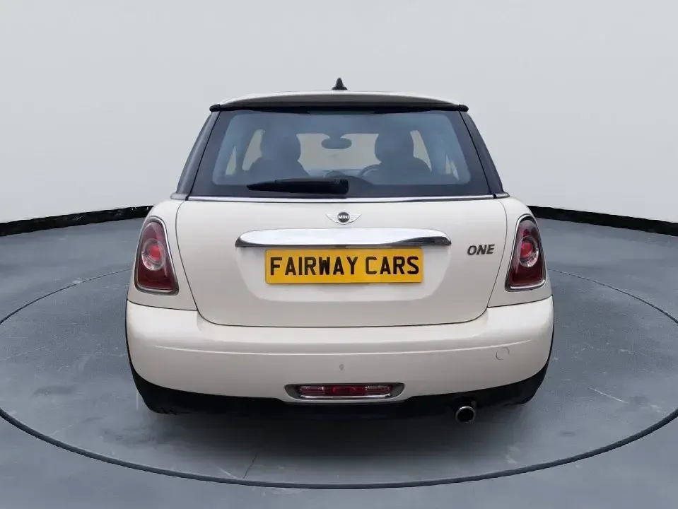 Begagnad Mini ONE Hatch 98 HK (72 kW) 2011 Vit Halvkombi