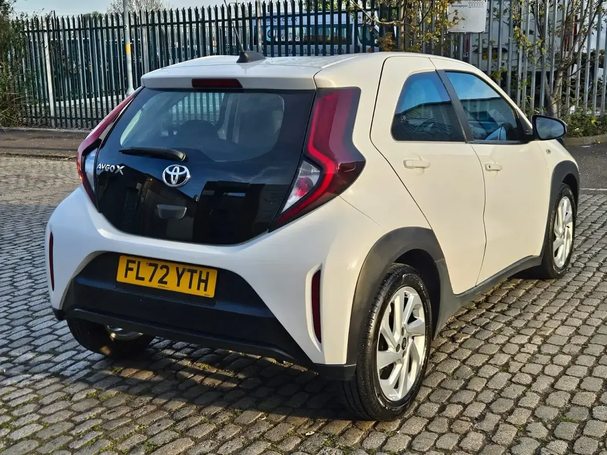 Used Toyota Aygo X PURE 72 HP (52 kW) 2022 White SUV