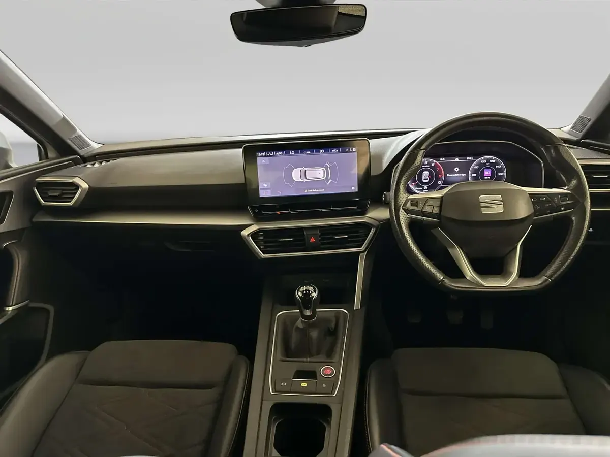 Used Seat Leon FR Sport 131 HP (96 kW) 2022 White Estate