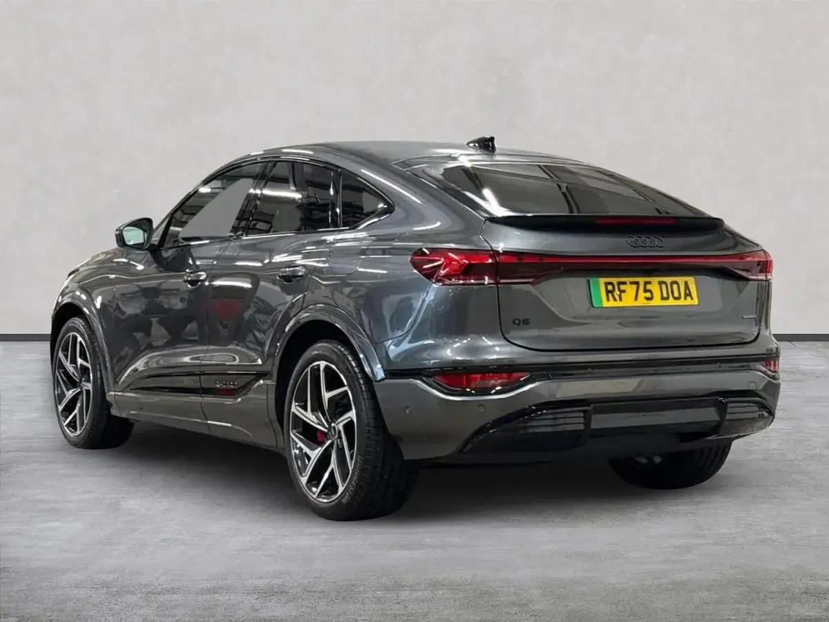 Używany Audi e-tron Premium 284 kW (387 KM) 2025 Szary SUV