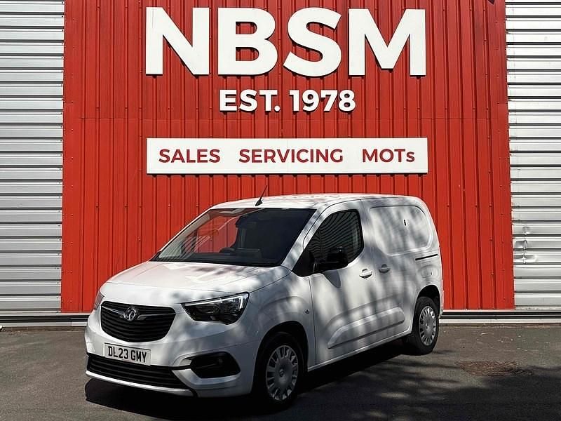White Used 2023 Vauxhall Combo MPV | £12,750 (Fair price) - Image 1/4