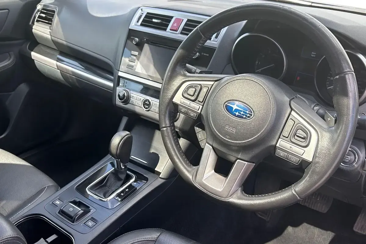 Usado Subaru Outback Premium 175 CV (128 kW) 2017 Gris Familiar