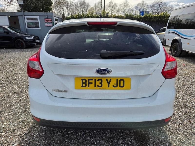 Used Ford Focus Zetec 2013 White Hatchback