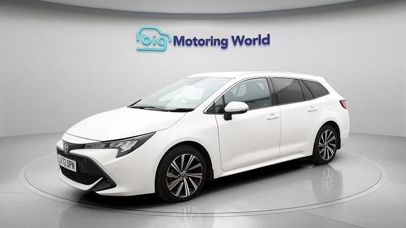 Used Toyota Corolla Design 122 HP (89 kW) 2022 White Estate