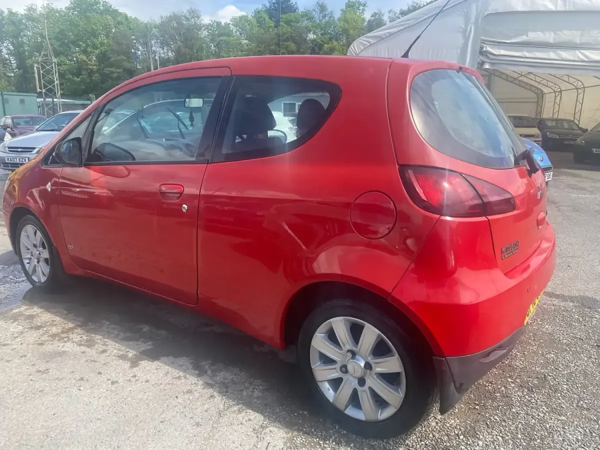 Begagnad Mitsubishi Colt 95 HK (69 kW) 2010 Röd Halvkombi