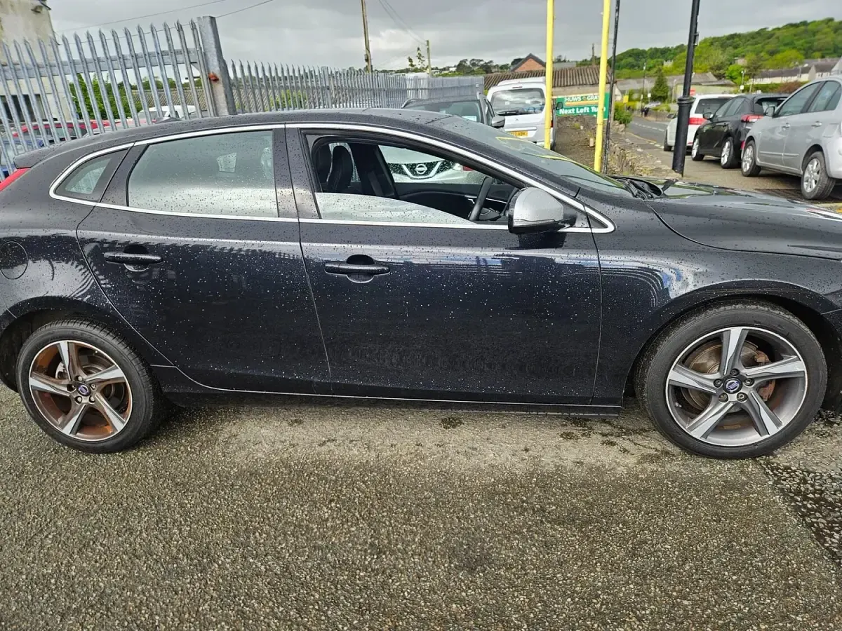 Used Volvo V40 R-Design 115 HP (84 kW) 2014 Black Hatchback