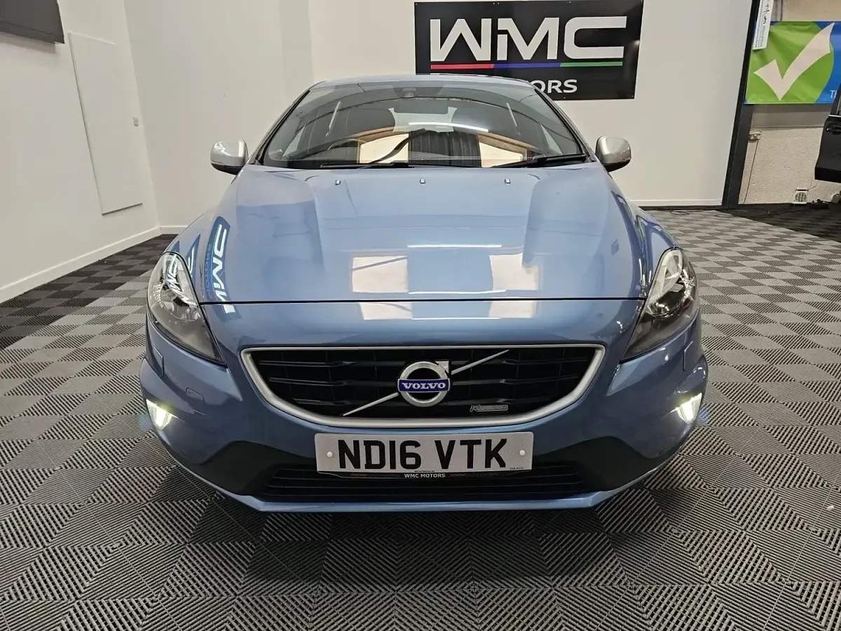 Used Volvo V40 R-Design 190 HP (139 kW) 2016 Blue Hatchback