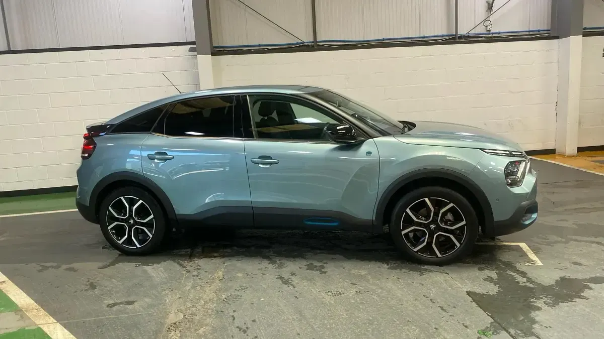 Begagnad Citroën e-C4 Shine 100 kW (136 HK) 2023 Blå Halvkombi