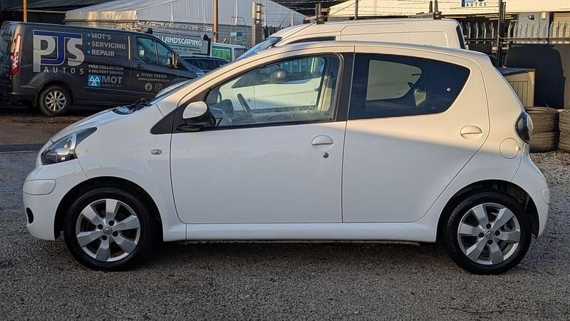 Used Toyota Aygo 67 HP (49 kW) 2011 White Hatchback