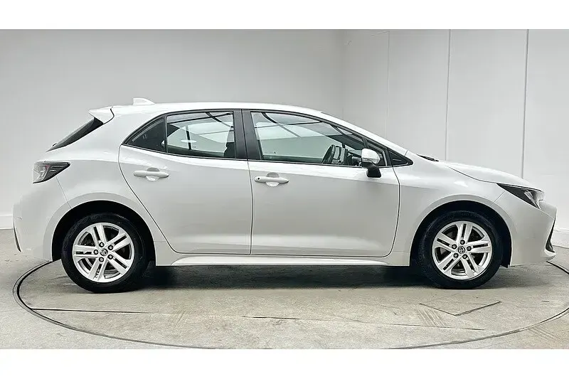 Used Toyota Corolla 120 HP (88 kW) 2022 White Hatchback