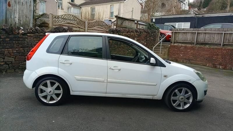 Used Ford Fiesta Zetec 2008 White Hatchback