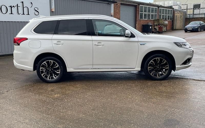 Used Mitsubishi Outlander P-HEV 203 HP (149 kW) 2016 White Estate