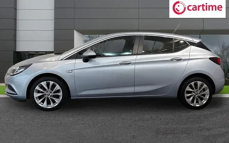 Used Vauxhall Astra Design Edition 101 HP (74 kW) 2017 Silver Hatchback