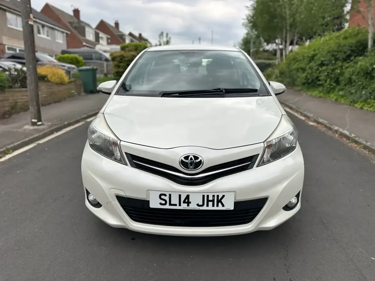 Gebraucht Toyota Yaris 99 PS (72 kW) 2014 Weiß Kleinwagen