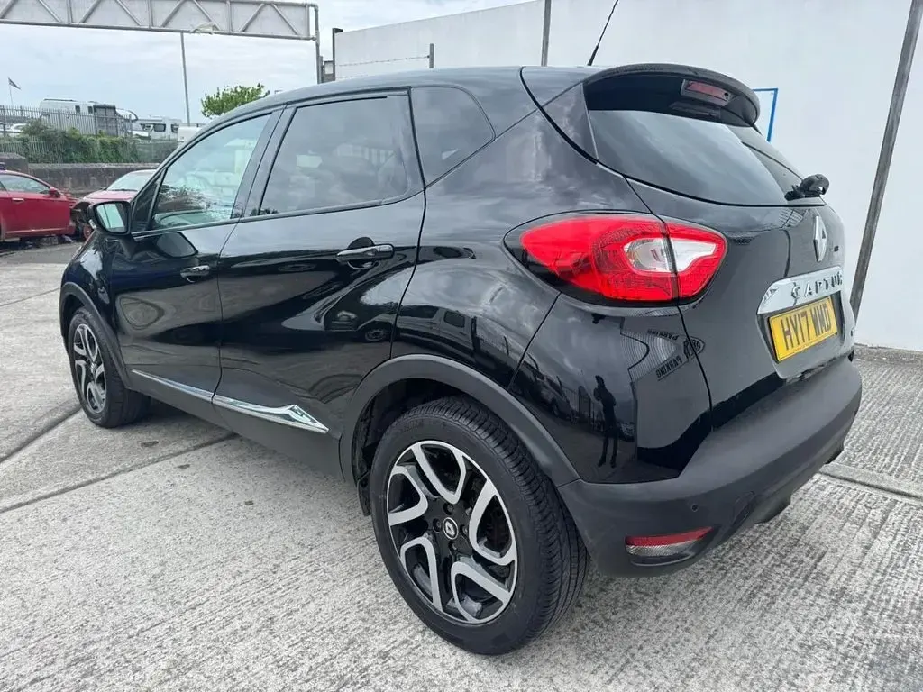 Used Renault Captur Dynamique 90 HP (66 kW) 2017 Black SUV