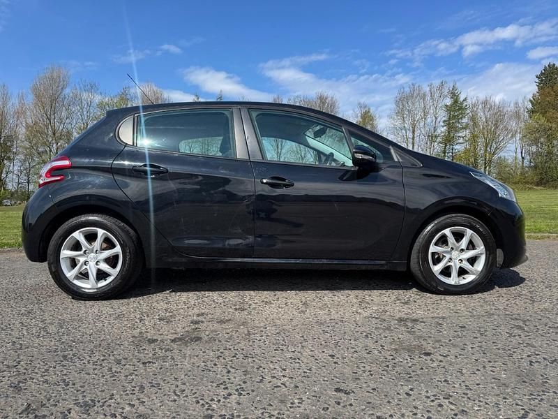 Used Peugeot 208 Active 68 HP (50 kW) 2013 Black Hatchback