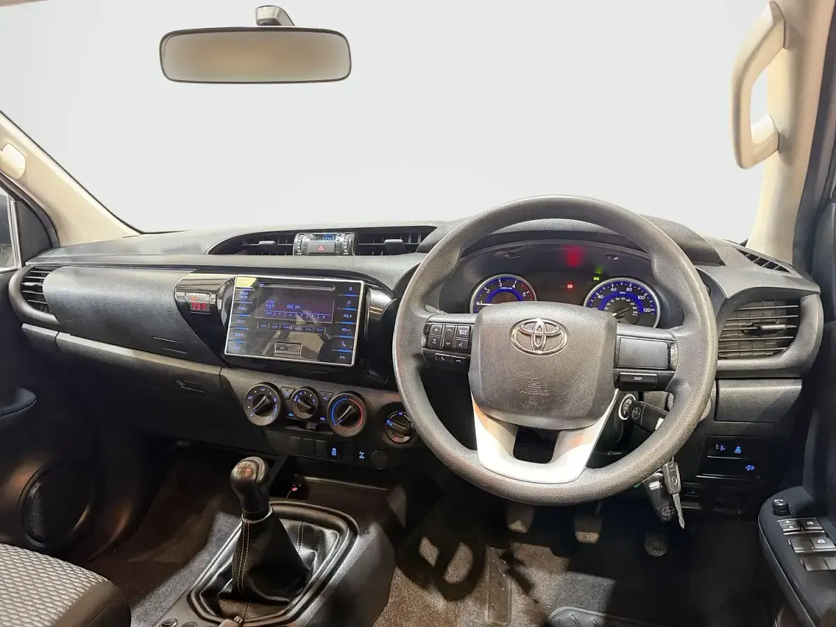 Used Toyota HiLux Active 150 HP (110 kW) 2019 White Pickup