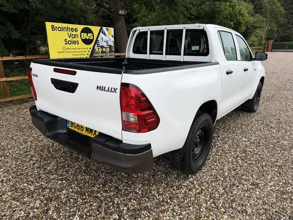 Used Toyota HiLux Active 150 HP (110 kW) 2016 White Pickup