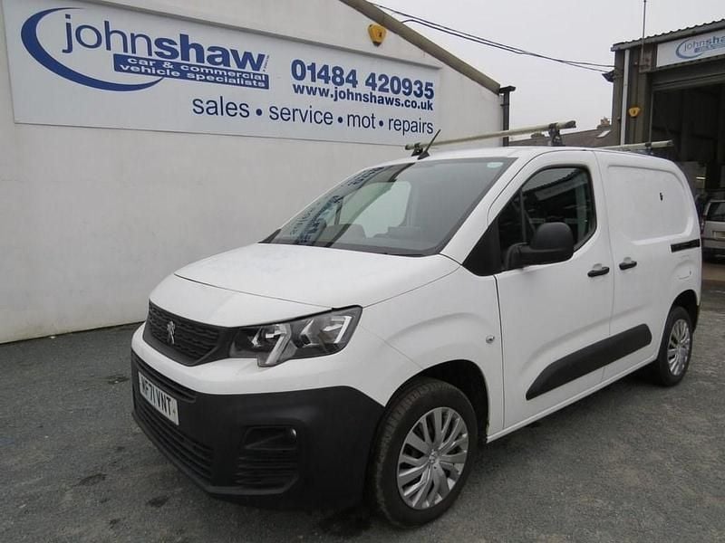 Used Peugeot Partner Premium 100 HP (73 kW) 2021 White MPV