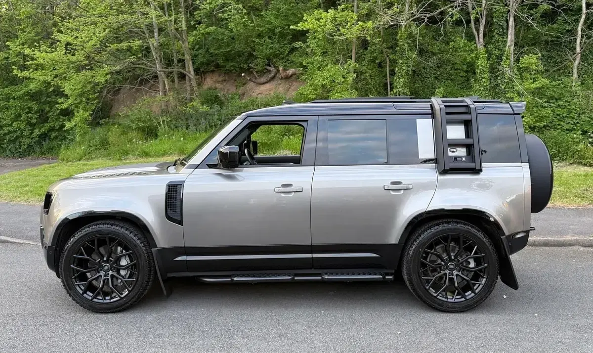 Used Land Rover Defender HSE Dynamic 300 HP (220 kW) 2024 Silver SUV