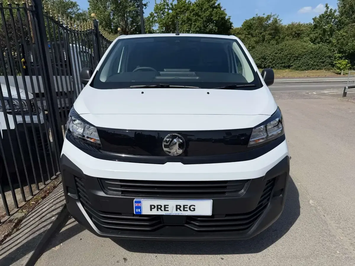New Vauxhall Vivaro 100 kW (136 HP) 2026 White MPV