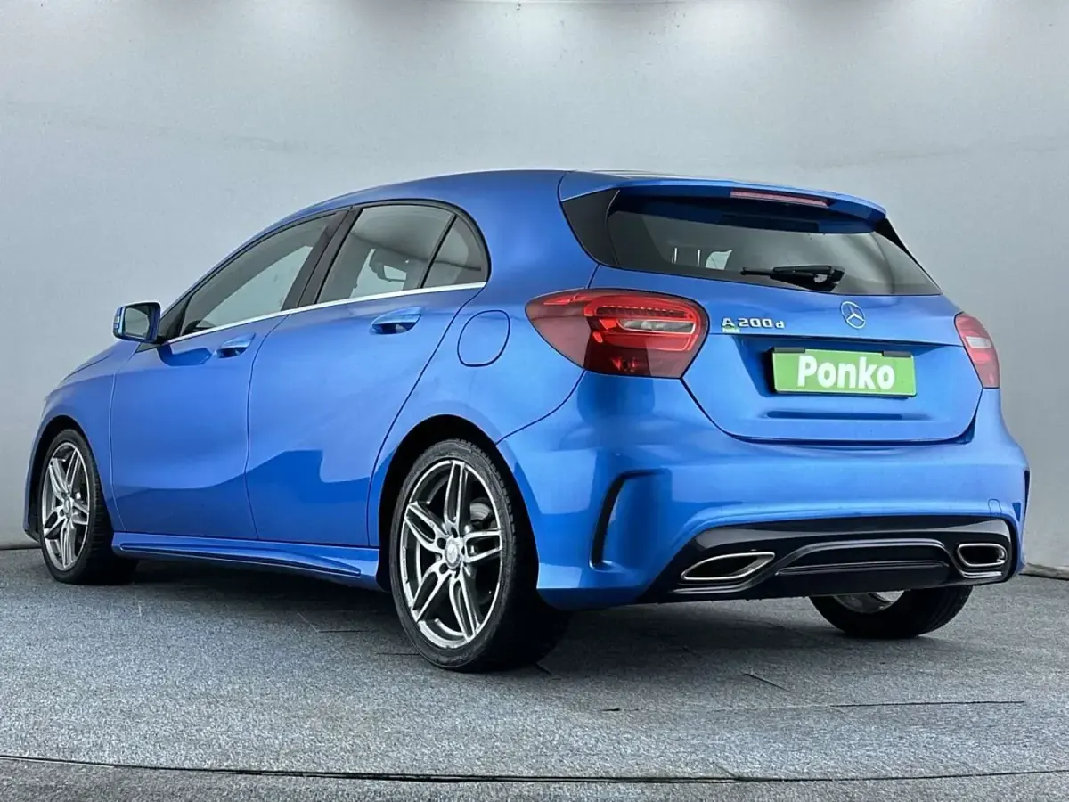 Begagnad Mercedes A200 AMG line 2017 Blå Halvkombi