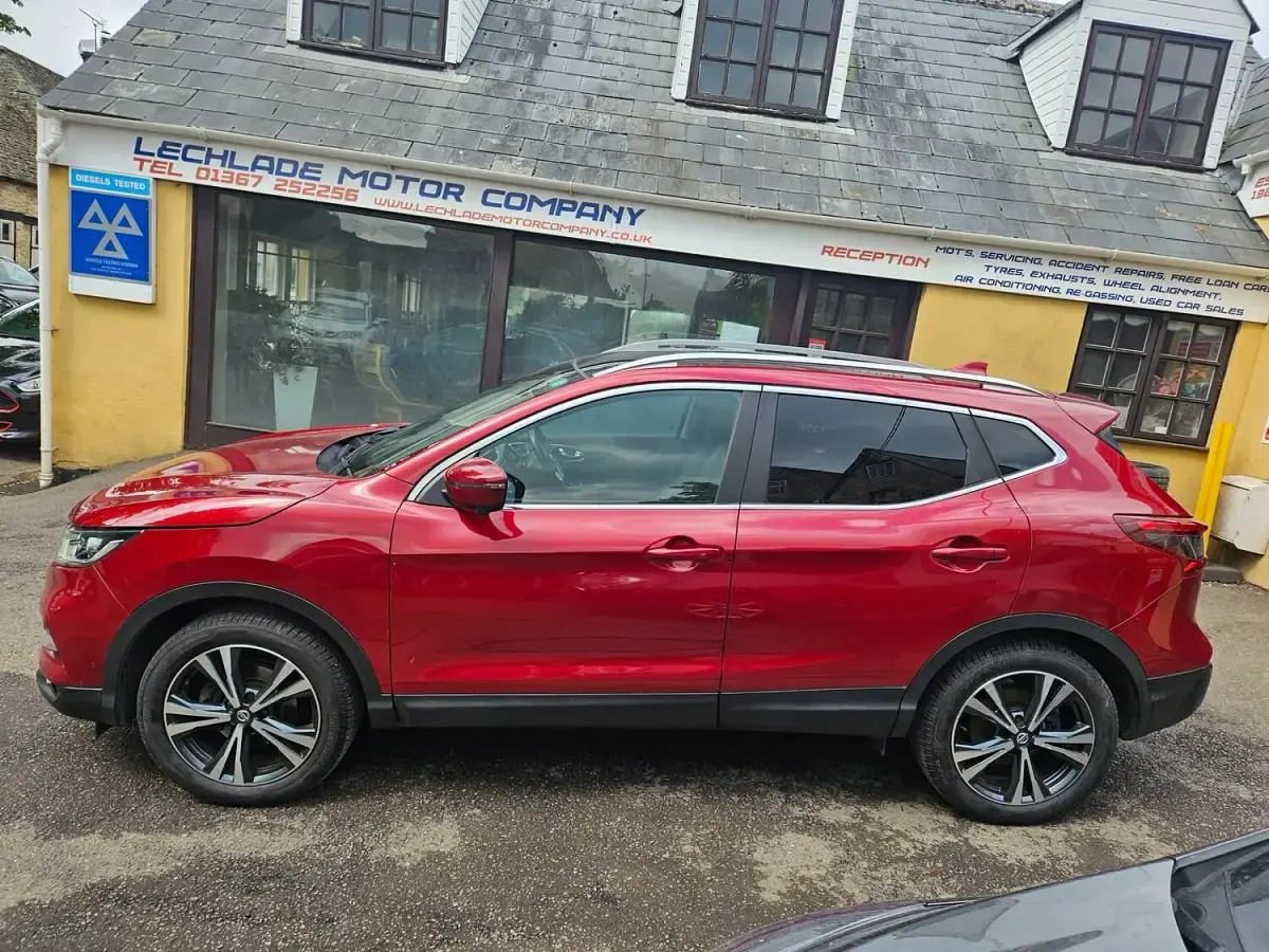 Used Nissan Qashqai N-Connecta 115 HP (84 kW) 2017 Red SUV