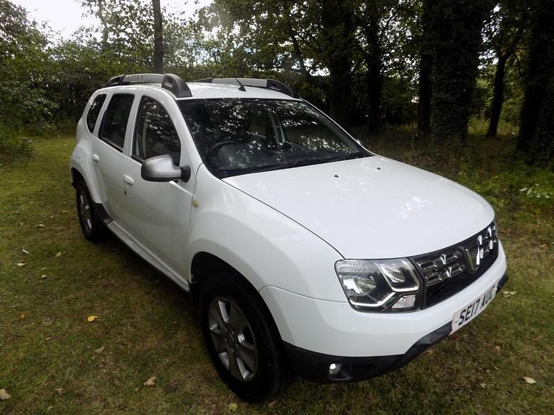White Used 2017 Dacia Duster Lauréate SUV | £6,595 (Good price) - Image 1/4