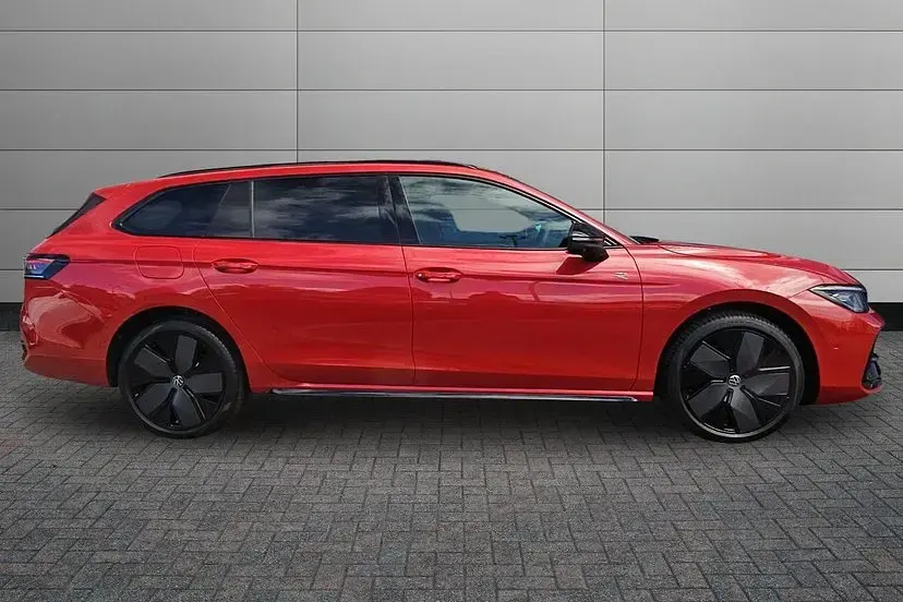 New VW Passat Black Edition 268 HP (197 kW) 2026 Chilli red with black roof Estate