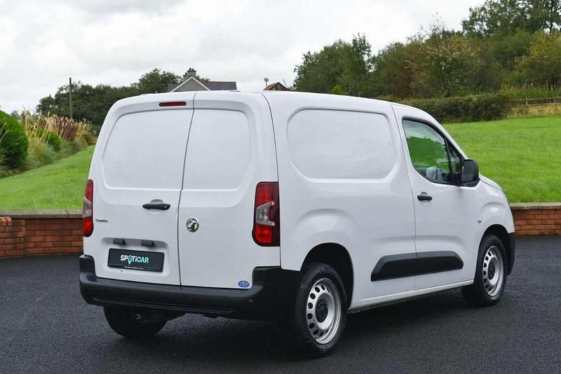 White Used 2022 Vauxhall Combo MPV | £8,990 (Good price) - Image 1/3