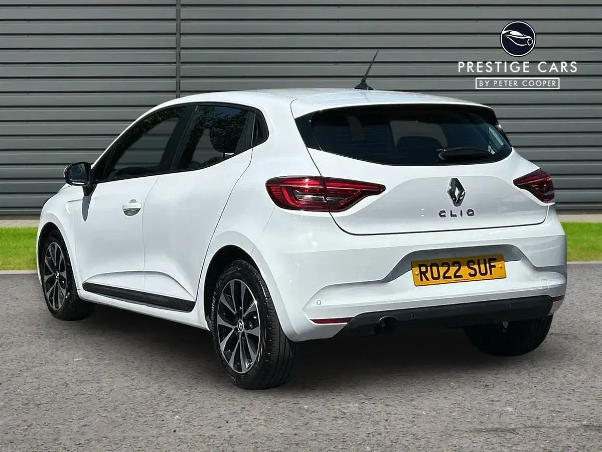Used Renault Clio Iconic 90 HP (66 kW) 2022 White Hatchback