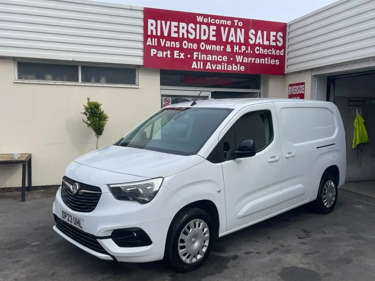 Second-hand Vauxhall Combo 100 CP (73 kW) 2023 Alb Monovolum