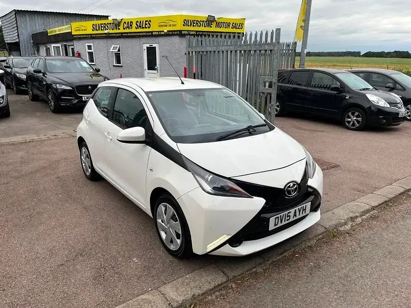 Used Toyota Aygo X-play 69 HP (50 kW) 2015 White Hatchback