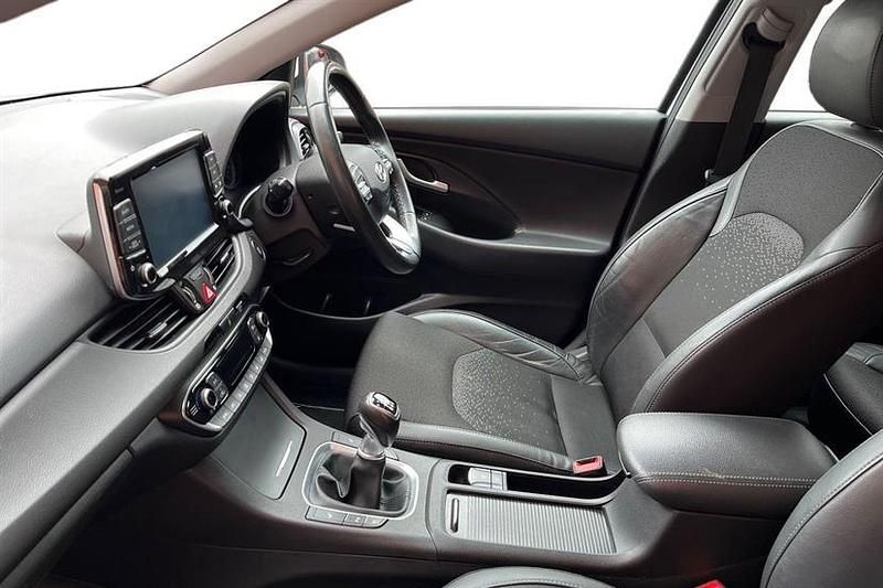 Used Hyundai i30 Premium 140 HP (102 kW) 2018 Polar white Hatchback