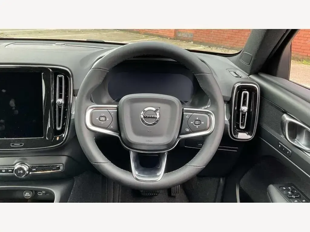New Volvo XC40 Plus 161 HP (118 kW) 2027 SUV
