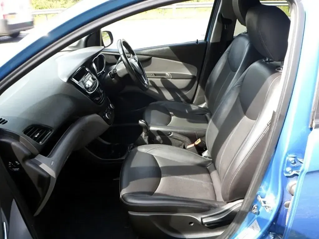Used Vauxhall Viva 75 HP (55 kW) 2015 Blue Hatchback