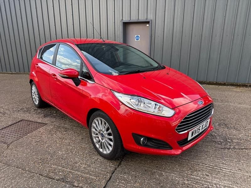 Used Ford Fiesta Titanium 100 HP (73 kW) 2015 Red Hatchback