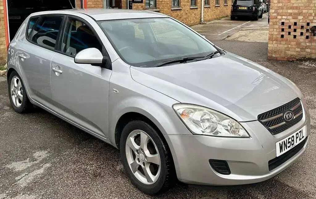 Used Kia Ceed 122 HP (89 kW) 2008 Silver Hatchback
