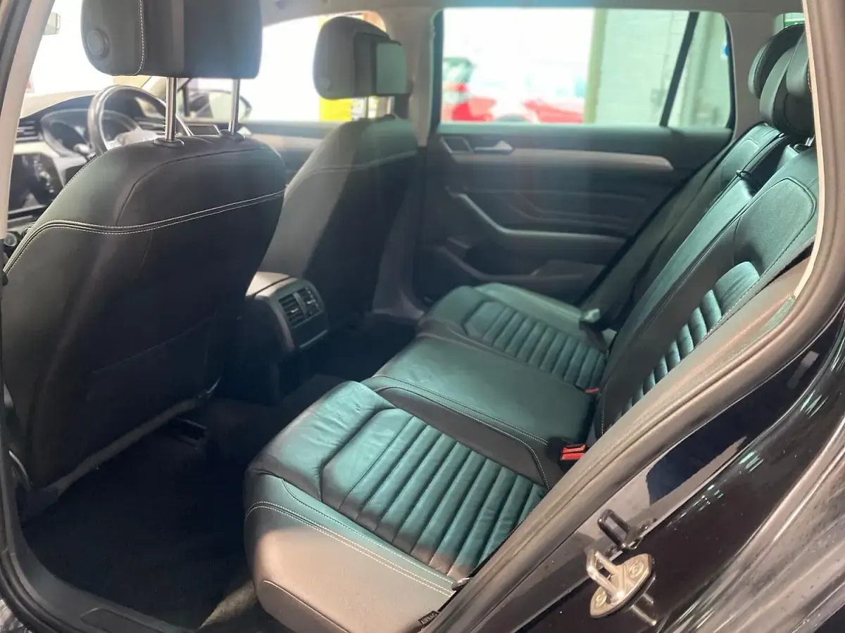 Used VW Passat SEL 150 HP (110 kW) 2022 Black Estate