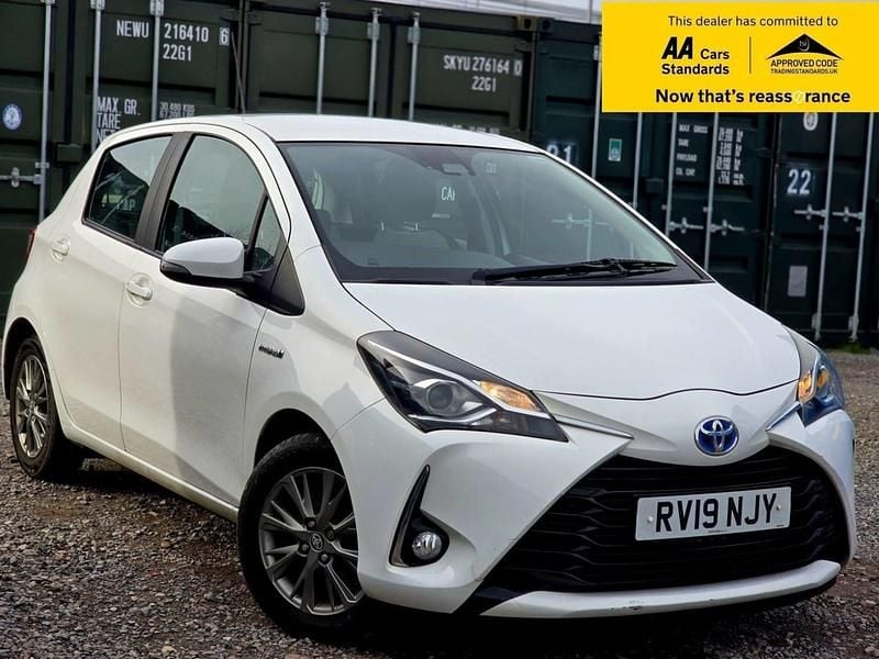 Used Toyota Yaris Hybrid 100 HP (73 kW) 2019 White Hatchback