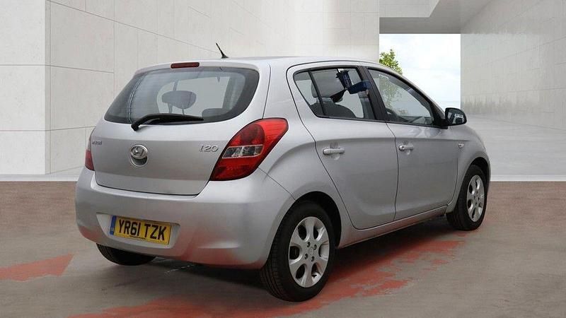 Used Hyundai i20 Comfort 77 HP (56 kW) 2011 Silver Hatchback