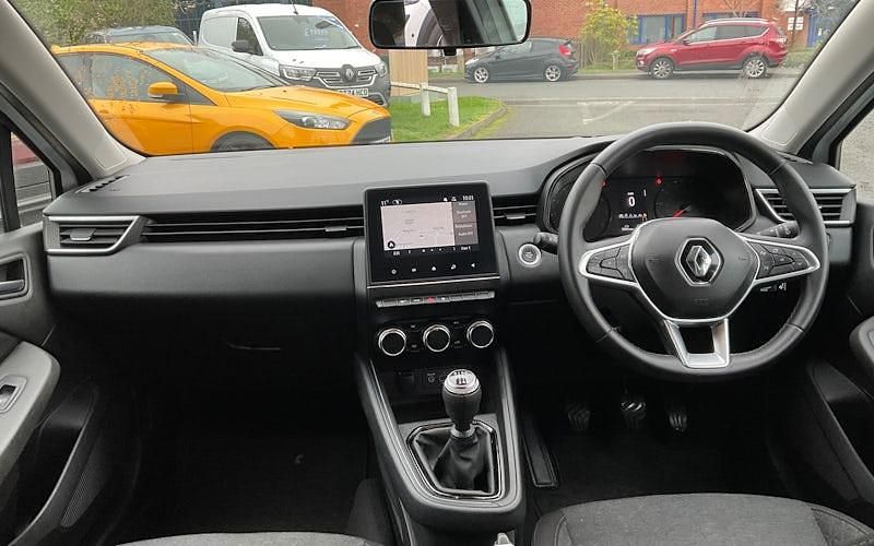 Used Renault Clio V Iconic 90 HP (66 kW) 2022 Hatchback