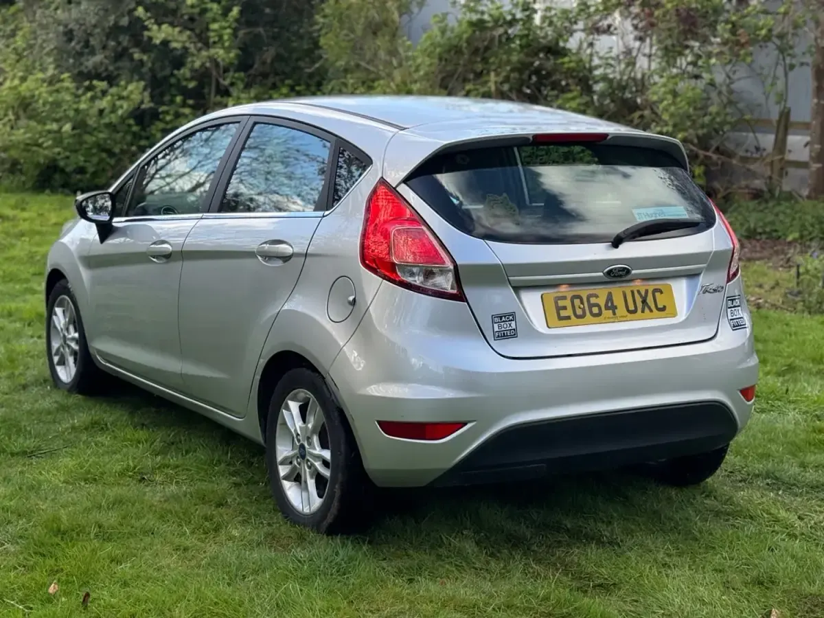 Usado Ford Fiesta Zetec 82 CV (60 kW) 2014 Plateado Utilitario