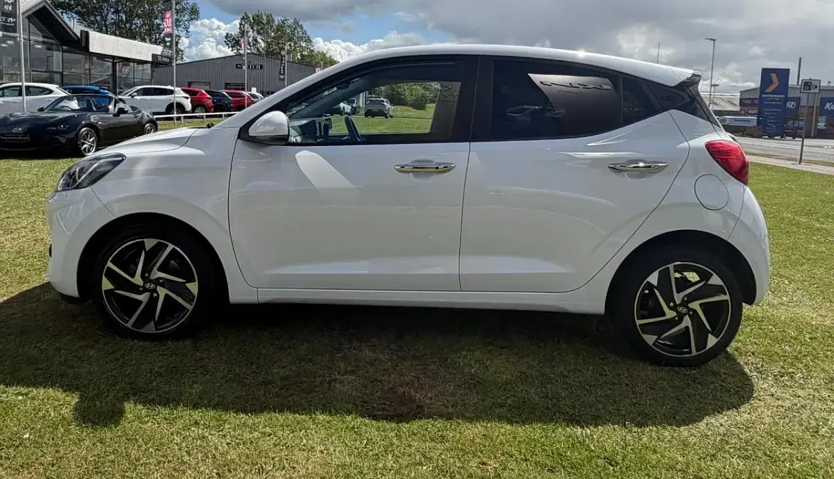 Used Hyundai i10 Premium 62 HP (45 kW) 2025 White Hatchback